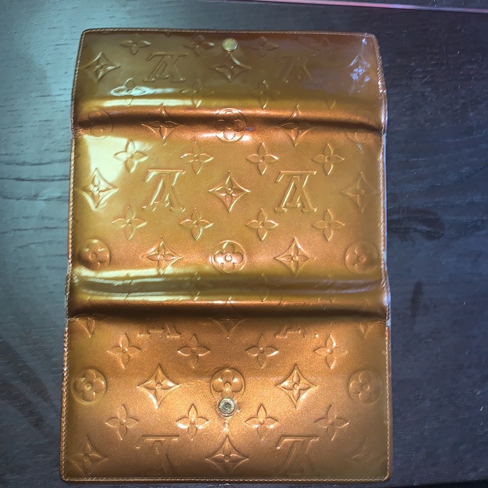 🔥 LOUIS VUITTON Vernice metallic‎ bronze/ gold patent Leather Sarah Wallet - Picture 9 of 11
